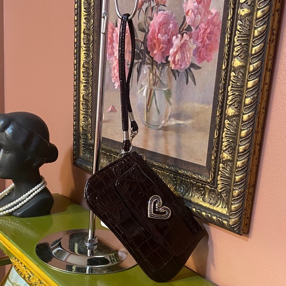 Candie NWT Dark Brown Faux Crocodile Embossed Wristlet Clutch Wallet 7.5x4.25 - Picture 2 of 7